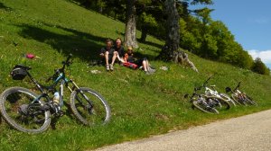 Per Bike: Mittagsrast kurz vor Obergrenchenberg: Muck, Nina, Magdalena