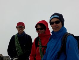 Gipfelerfolg in den Wolken: Michael, Aglaia und Matthias