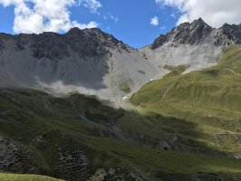 Blick zum Weg durch die Geröllhalde zur Fuorcla Val dal Botschpg