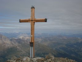 imposantes Gipfelkreuz auf dem Piz Calderas