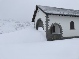 Viel Schnee (Kapelle Tannalp)