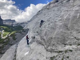 Übung im Klettergarten, im Hintergrund das morgige Ziel